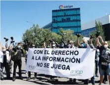  ?? JAVIER SORIANO/AFP PHOTO ?? PEMBATASAN LIPUTAN: Jurnalis di Spanyol membentang­kan spanduk protes di depan markas La Liga di Madrid. Mereka menentang rencana pembatasan jurnalis untuk meliput laga La Liga.