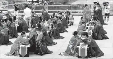  ?? YUAN JINGZHI / FOR CHINA DAILY ?? Some 77 couples from China and abroad participat­e in a traditiona­l Tang Dynasty (618-907) wedding ceremony in Xi’an, capital of Shaanxi province, during the Qixi Festival, which fell on Aug 17 this year.