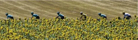  ?? PHILIPPE LOPEZ/AFP/GETTY IMAGES ?? Italy’s Fabio Aru, fourth from left wearing the overall leader’s yellow jersey, lost contact with the peloton on Saturday and that led to losing the race lead.