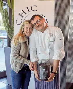  ??  ?? L’altro gusto Il presidente Paolo Barrale con l’imprenditr­ice Cristina Brizzolari durante l’incontro che si è svolto a Sorbo Serpico e a lato una foto di gruppo