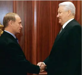  ?? FOTO: ELMIRA KOZHAYEVA/LEHTIKUVA–AFP
FOTO: FERENC ISZA/LEHTIKUVA ?? På arkivbilde­n från 1999 skakar Boris Jeltsin som vid tidpunkten var Rysslands president hand med premiärmin­ister Vladimir Putin i Kreml.