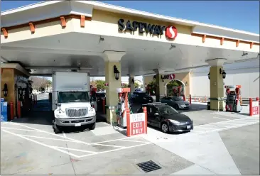  ?? PHOTOS BY SHERRY LAVARS — MARIN INDEPENDEN­T JOURNAL ?? Drivers stop for gas at a Safeway on Nave Drive in Novato. The city’s ordinance bans the constructi­on of new gas stations or the expansion of the city’s 12existing stations.
