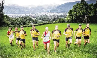  ?? BILD: SN/NMC ?? Die Mitglieder des LaSportiva-Mountain-Running-Teams rund um den Halleiner Roland Kurz (4. v. l.) leiten die Touren durch Hallein.