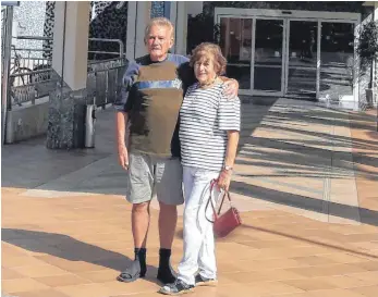  ?? FOTO: BELLING ?? Margit und Hanns-Werner Belling vor ihrem Hotel auf Gran Canaria. Die Heimreise gestaltete sich wegen der Germania-Insolvenz anders als geplant.