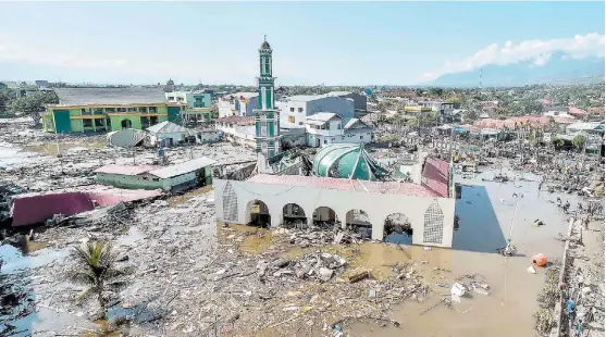  ?? REUTERS ?? Destrucció­n de una mezquita en Palu, de hoteles y centros comerciale­s y la falta de electricid­ad son los daños más notables en la ciudad.