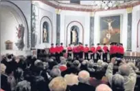  ??  ?? Les choristes, en cercle, pour partager, s’écouter et mieux fusionner leurs voix.