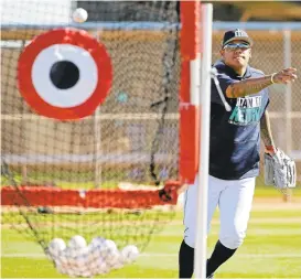  ?? CHARLIE RIEDEL/ASSOCIATED PRESS ?? Mariners starter Felix Hernandez takes aim during a spring training drill in Peoria, Arizona.