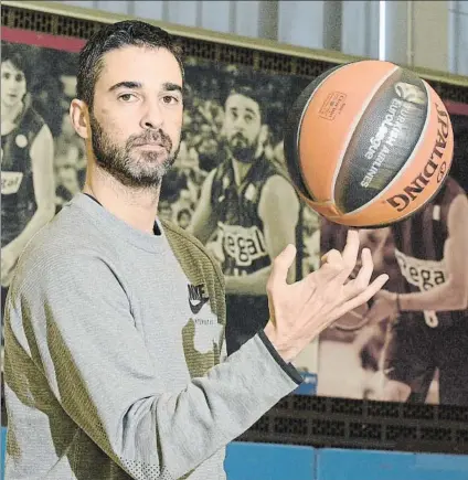  ?? FOTO: MANEL MONTILLA ?? Juan Carlos Navarro posa ayer en la Ciutat Esportiva. Mañana se cumplen 20 años del debut del capitán del Barça en la ACB