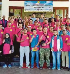  ??  ?? MIOR Sallehuddi­n (tengah,belakang) bersama peserta Ekspedisi Saintifik Geotapak Jerai Geopark di Havard Suasana Hotel, Bedong.