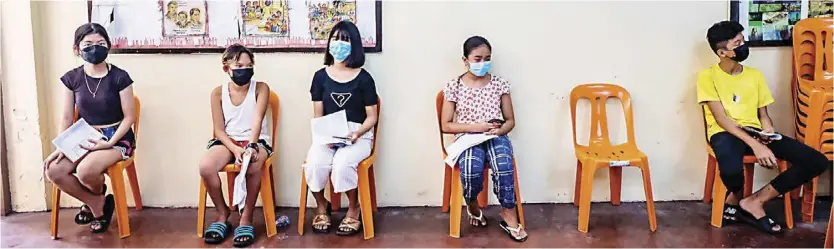  ?? PHOTOGRAPH BY YUMMIE DINGDING FOR THE DAILY TRIBUNE @tribunephl_yumi ?? With parental consent Minors get their first dose of the Pfizer Covid-19 vaccine at the Isabelo delos Reyes Elementary School in Tondo, Manila on Friday.