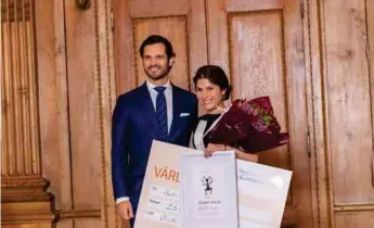  ?? FOTO: PRESSBILD ?? Prins Carl Philip och Gulistan Kavak på ceremonin på slottet.