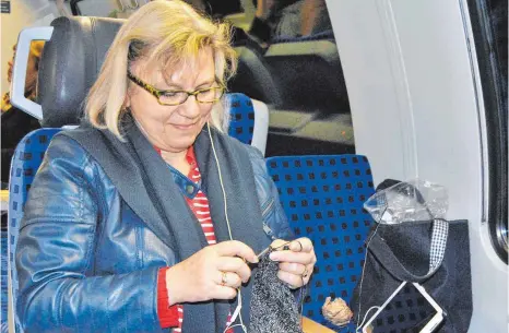  ?? FOTOS: ANJA WORSCHECH ?? Manuela Enzensberg­er pendelt seit acht Jahren von Biessenhof­en nach München. Ihre Zeit im Zug nutzt sie zum Häkeln und Musik hören. Oder sie schaut sich einen Film an.