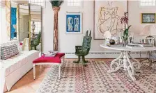  ?? Rizzoli / Stacey Bewkes ?? The entry of Charlotte Barnes’ home is styled as a party room: a little glamour in lacquer walls and furniture of her own design.