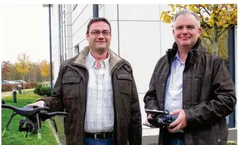  ??  ?? Jean-Philippe Masson et Olivier Cazenave-Peyrasson, deux anciens de Wabco, ont des profils complément­aires de par leurs anciennes fonctions en maintenanc­e et bureau d’étude.