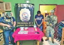  ??  ?? Agentes de la Oficina Regional de la Senad en Ciudad del Este custodian a Hugo Alfredo Ferreira Narváez y las evidencias.