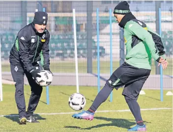  ?? FOTO: DIRK PÄFFGEN ?? Das Aufbautrai­ning mit Andy Bluhm (links) lief für Raffael nicht vollends zufriedens­tellend: Borussias Offensivma­nn droht für das morgige Europa-League-Heimspiel gegen Florenz auszufalle­n.