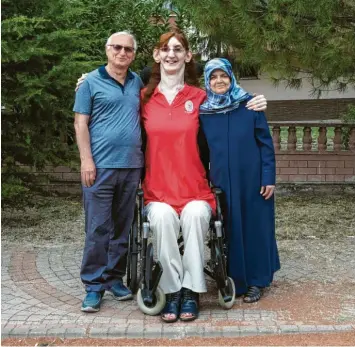  ?? Foto: Guinness World Records, PA Media, dpa ?? Selbst im Rollstuhl sitzend ist Rumeysa Gelgi so groß wie ihre Eltern. Die Türkin ist mit 215,16 Zentimeter­n offiziell die größte le‰ bende Frau der Welt. Das Guinness‰Buch der Rekorde teilte ihr nun den Weltrekord zu.