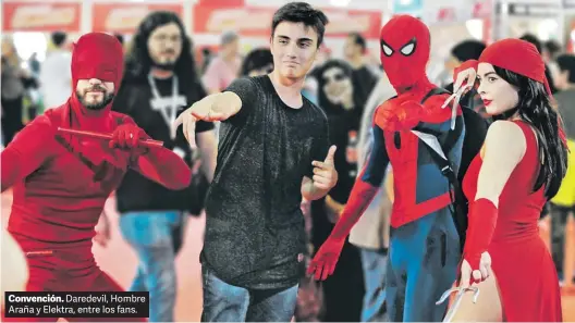  ?? JUANO TESONE ?? Convención. Daredevil, Hombre Araña y Elektra, entre los fans.