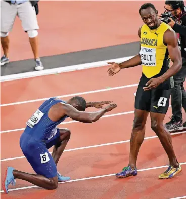 ??  ?? Der Sieger huldigt dem Dritten: Seltsame Begegnung von Justin Gatlin (links) und Usain Bolt.