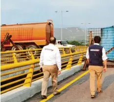  ?? Foto: afp ?? Nichts geht mehr an der Grenze zwischen Kolumbien und Venezuela: Ein Lastwagen und ein Container blockieren die Brücke.