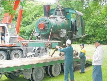  ?? Photo / Te Awamutu Courier ?? The late Joe Tollich (right) watches as Climax 1317 is lifted from it's platform of 44 years in the War Memorial Park. In 2004 Joe was the only surviving Jaycee involved with the project to bring the locomotive to the park for children to play on.