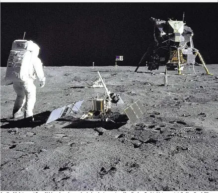  ??  ?? Apollo-11-Astronaut Buzz Aldrin neben einem seismische­n Instrument am Mondboden. Rechts hinten wartet die Mondlandef­ähre