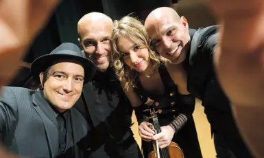  ??  ?? Anna Tifu, 34 anni, con il Tango Quartet. La violinista sarda imbraccerà uno Stradivari appartenut­o anche a Napoleone