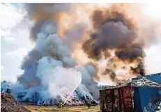  ?? FOTO: ROLF RUPPENTHAL ?? Kilometerw­eit war die mehrere hundert Meter hohe Rauchsäule über der Brandstell­e im Industrieg­ebiet Dillingen Nord sichtbar.