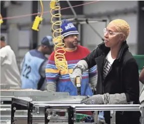  ??  ?? Electrolux line workers assemble kitchen appliances at the Memphis plant Jan. 9, 2014 JIM WEBER / THE COMMERCIAL APPEAL