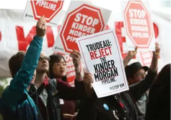  ?? BEN NELMS/REUTERS ?? Demonstrat­ors protest over the Kinder Morgan pipeline as the prime minister arrives at HMCS Discovery.