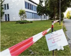  ?? Foto: Manuela Rauch ?? Mit rot weißem Absperrban­d und Warnschild­ern wird vor einem Betreten des Schulgelän­des in Kutzenhaus­en gewarnt.