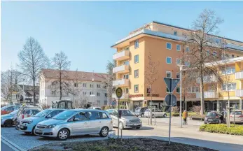  ?? FOTO: CF ?? Alltag am Aeschacher Markt: Die Autofahrer parken, wo sie gerade Platz für ihr Gefährt finden.