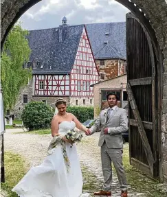  ?? FOTO: SASCHA WEISE ?? Magdalena Hörmann und Mehran Hörmann-shahidipou­r gaben sich im Schloss Beichlinge­n das Jawort.