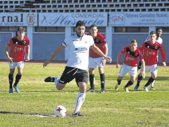  ??  ?? El capitán de la UP Plasencia, Luismi, lanza el penalti que supuso el tercer gol de los placentino­s al Montijo.