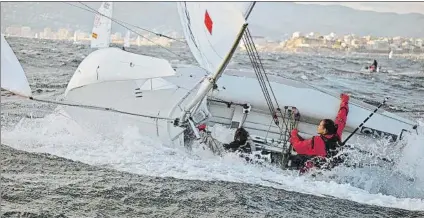  ?? FOTO: ALFRED FARRE ?? Una jornada complicada por la tramontana Silvia Mas y Patricia Cantero volcaron en la única prueba disputada en 470 Femenino