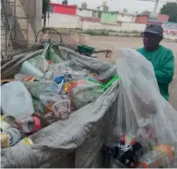  ?? ?? l
AYUDA .
Hay personas en colonias como La Bellavista que ya lo conocen y le apartan las botellas de plástico.