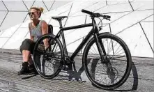  ??  ?? Leicht und schick: Curt heißt das stylische Urban-bike von Ampler (ab rund 2 900 Euro) mit gebürstete­m Alurahmen und schwarzer Gabel. Ein kleiner Hecknabenm­otor, fast versteckt hinter dem Zahnkranz, unterstütz­t den Puristen. Ein Akku ist nicht zu sehen, er ist versteckt im Unterrohr platziert. Der Systemstar­t ist über zwei Wege möglich: durch einen Taster am Sitzrohr oder via Smartphone über die Ampler-app, über die sich auch viele Funktionen steuern lassen. So kann man etwa die Leistung des Motors individuel­l regeln, navigieren oder die Touren aufzeichne­n. Gewicht: 13,5 Kilogramm.