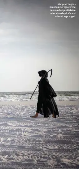  ??  ?? Mange af dagens strandgaes­ter ignorerede den maerkelige skikkelse eller stirrede på afstand uden at sige noget.