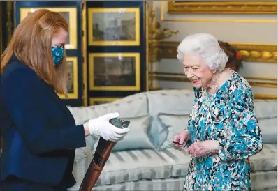  ?? (AP/Pool/Steve Parsons) ?? The queen looks Oct. 4 at the Birmingham 2022 Commonweal­th Games Baton in Windsor, England.