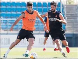  ??  ?? Marco Asensio, con el balón en un entrenamie­nto reciente.