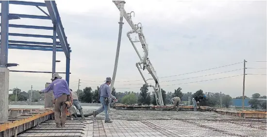  ??  ?? 2 BIEN CLARO. Al realizar el pedido, el usuario debe especifica­r cómo será el transporte interno del hormigón. 2