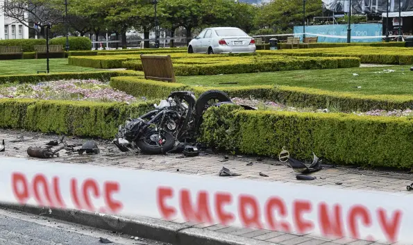  ?? PHOTO: STEPHEN JAQUIERY ?? Wreckage . . . After the collision, Cyenna GraceNgaro’s Toyota was airborne for 12m, ending up in the gardens outside the railway station.