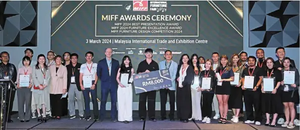  ?? ?? Tan (centre, blue) together with his team and winners at the Malaysian Internatio­nal Furniture Fair’s awards ceremony.