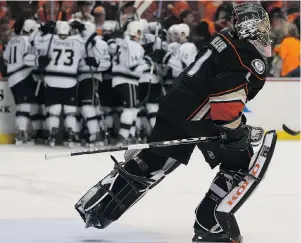  ?? JEFF GROSS/ GETTY IMAGES ?? Anaheim Ducks goaltender Jonas Hiller has taken a back seat after losing two games against Los Angeles. After rookie Frederik Andersen was hurt Thursday, Hiller won the game in relief.