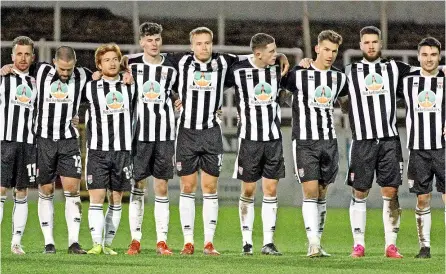  ?? PICTURES: Simon Howe ?? Bath City players watch on the halfway line during the penalty shoot-out in the FA Trophy against Dartford