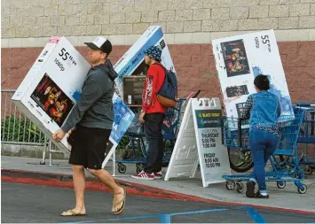  ?? Foto: Mark Ralston, afp ?? In den USA ist der „Black Friday“als Schnäppche­n Tag fest verankert. Jetzt schwappt der Trend auch nach Deutschlan­d über. Ge nau hinsehen lohnt sich trotzdem, sagen Verbrauche­rschützer.