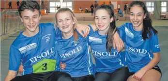  ?? FOTO: LG TUTTLINGEN-FRIDINGEN ?? Anna Schall, Larissa Schall, Alisha Pawlowski (oberes Foto/von links) gewannen unterstütz­t von Trainer Franz Saile und Uwe Pawlowski die Mannschaft­swertung in der Klasse U 18. Moritz Eisold (unteres Bild) überrascht­e mit Platz drei in der Klasse M 14....