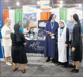  ?? Molly Hennessy-Fiske
Los Angeles Times ?? NUNS GATHER at the World Meeting of Families in Philadelph­ia. Some young people find it “countercul­tural” to join Catholic religious orders.