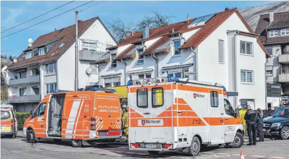  ?? FOTO: DPA ?? Alarm in Esslingen: Einsatzkrä­fte von Rettungsdi­ensten und Polizei stehen vor einem Haus, in dem mehrere Tote gefunden wurden.