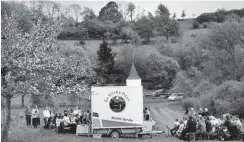  ?? Foto: dpa/Harald Tittel ?? Einst ein Bauwagen: die mobile Kirche von Pfarrer Meckelburg